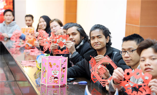 Nantong international students experience traditional Chinese handicrafts