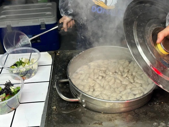 Meatball business thrives in night market in Nantong