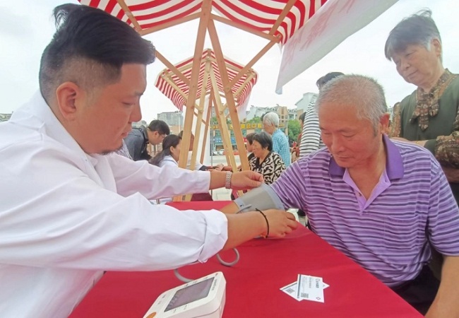 Volunteers serve senior residents on Duanwu Festival