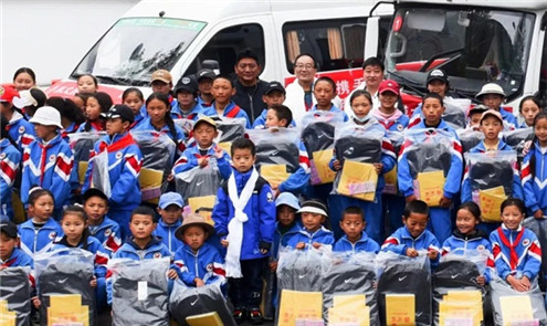Nantong volunteers bring warmth to snow-covered plateau