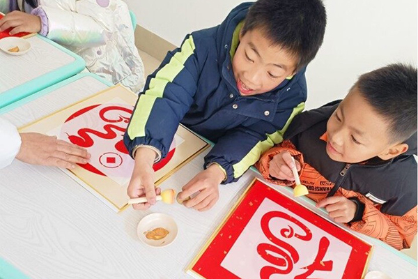 Kids learn traditional Chinese craft at community event