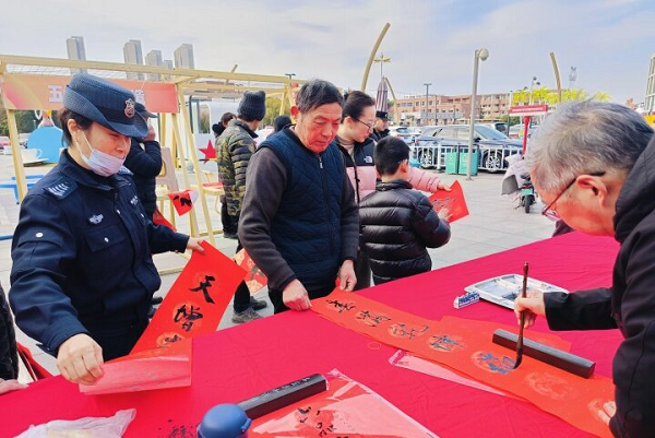 Veteran calligraphers spread Spring Festival blessings in NETDA