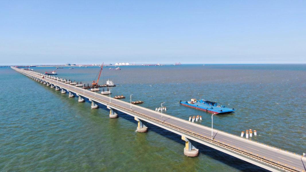 Bridges facilitate flow of clean energy at Yangkou Port