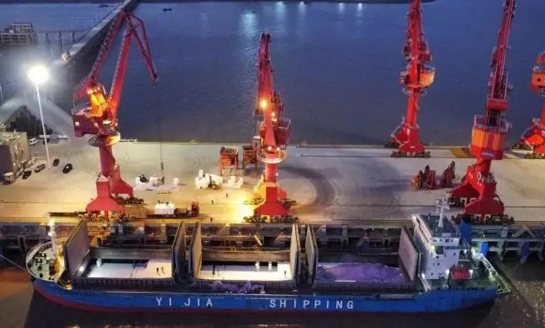 10,000-ton pulp vessel successfully unloaded at Yangkou Port for first time