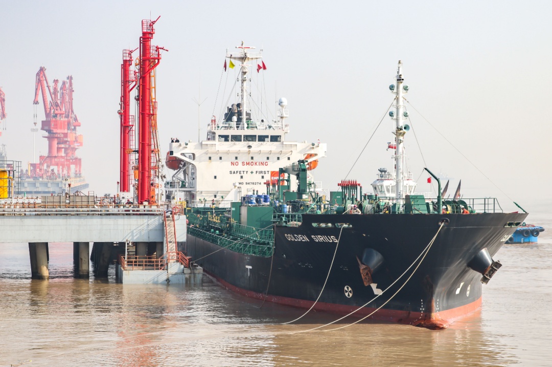 Company's first shipment of imported paraxylene arrives at Yangkou Port