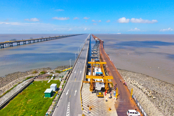 Yangkou port's cross-sea bridge construction in full swing