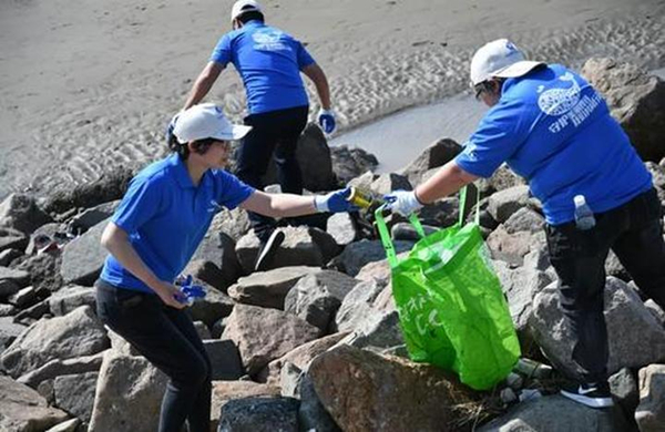 Qidong volunteers help with coastline protection