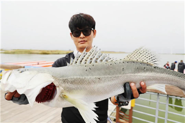 Lure fishing competition staged in Golden Beach scenic area