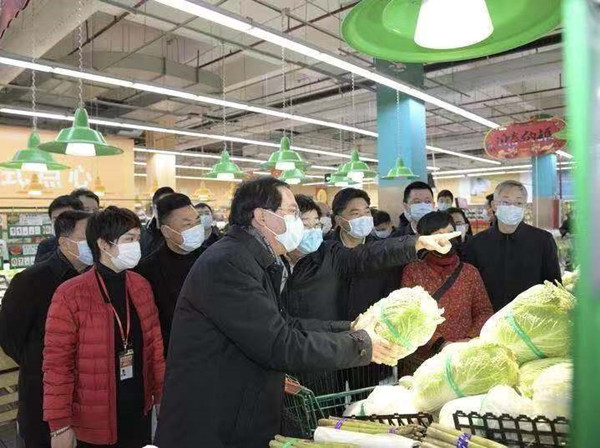 Che Jun, Party chief of Zhejiang province, checks the supply of vegetables at a supermarket in Ningbo, Zhejiang province on Jan 31.jpg