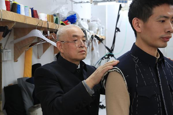 Artisan passes on Hongbang tailoring techniques