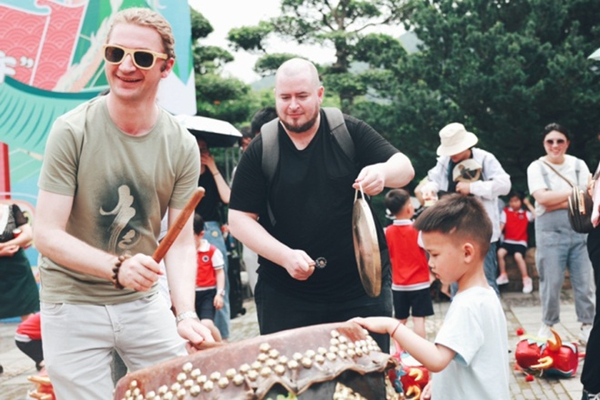Expats experience traditional Chinese culture in Ningbo town