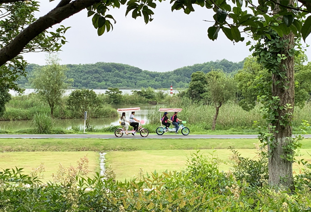 Cycling around Dongqian Lake
