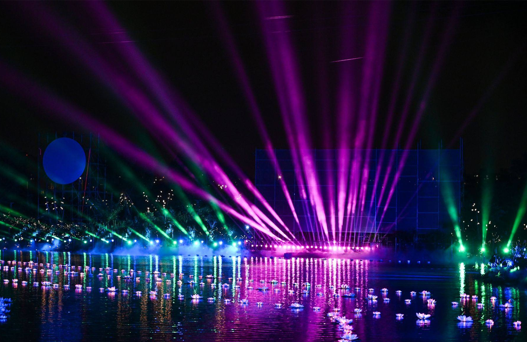 Light show dazzles Ningbo Botanical Garden