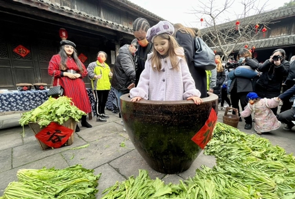 Foreigners learn about Spring Festival customs in Ningbo