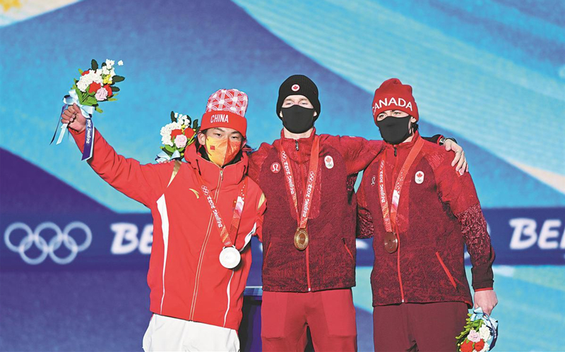 Snowboarder Su joins idols on podium