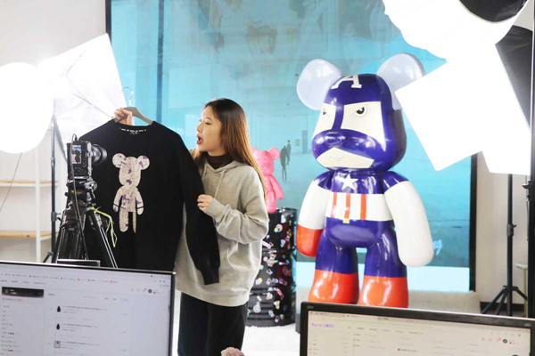 Online retail sales surpass 50b yuan in Q1