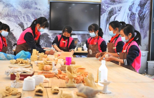 School revitalizes Yue celadon culture in Ningbo