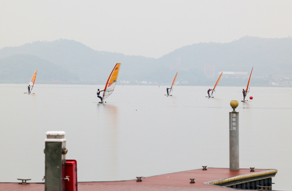 Sailing race held on Dongqian Lake