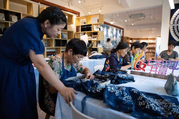 Workshops in Ningbo boost villagers' incomes   