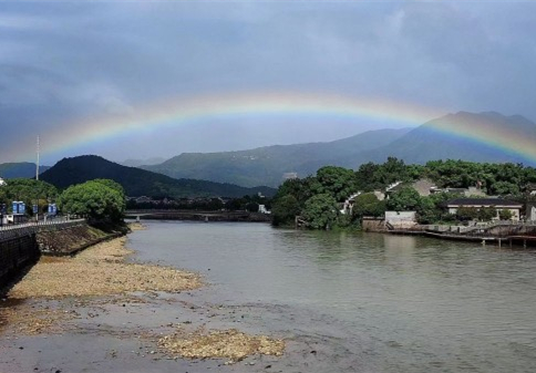Rainbow fills Fenghua sky after typhoon