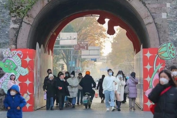 New Year crowds seen back on streets in Ningbo 