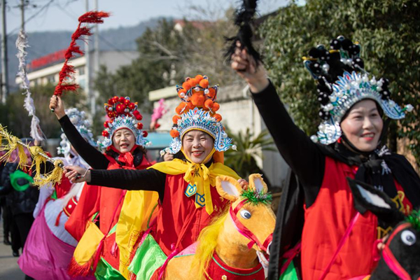Ningbo parade features horse lantern dance