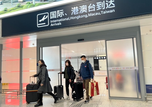 Hong Kong tour group arrives in Ningbo