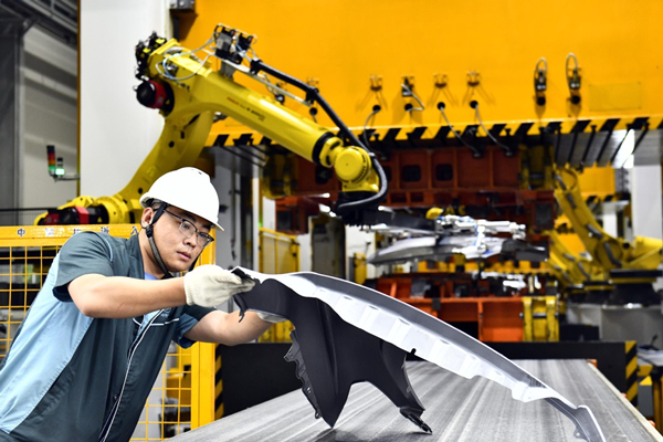 China's manufacturing activity expands for second straight month