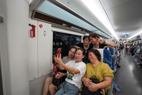 ​Intercity train connecting Ningbo, Hangzhou starts operation
