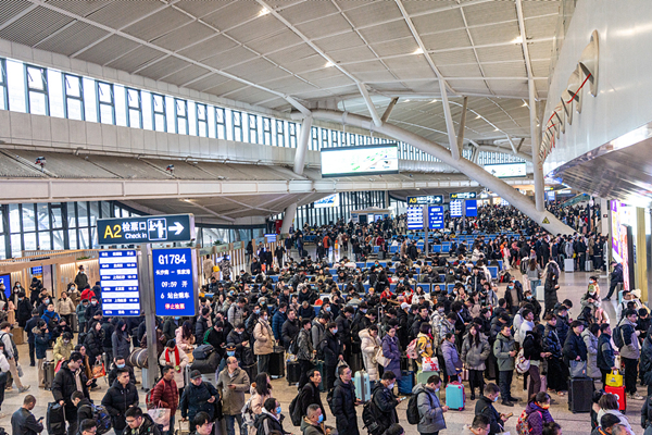 Consumption, travel bookings enter peak season in China
