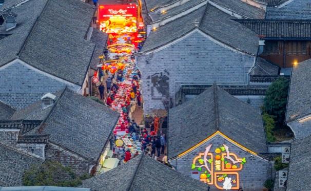 Ningbo residents enjoy long-table feast to welcome New Year