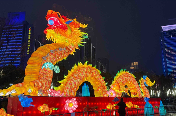 Giant dragon lantern unveiled near Lingqiao Bridge in Ningbo