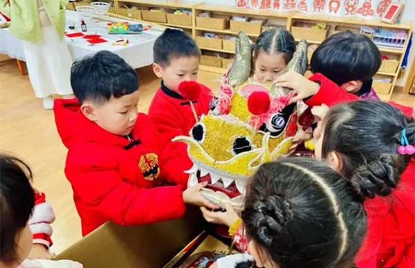 Dragon gift connects Chinese and French children