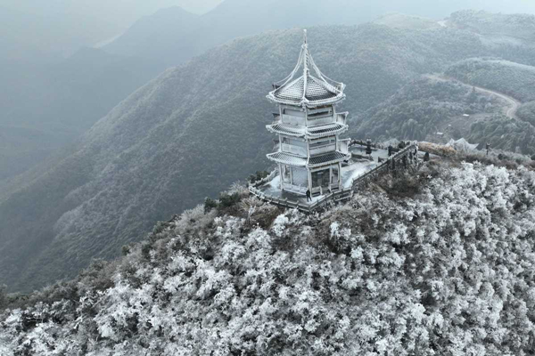 Enchanting winter wonderland at Mengding Mountain