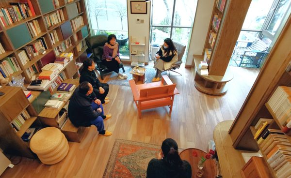 Shared book house enriches residents' lives