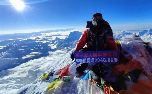Another Ningbo resident conquers Mount Everest