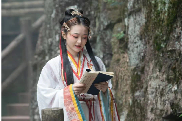 Hanfu culture festival brings newfound color to scenic spot in Ningbo