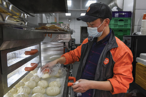 Man offers free breakfasts for volunteers in Zhenhai