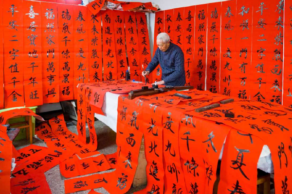 Man writes couplets for Ningbo villagers for 18 years   