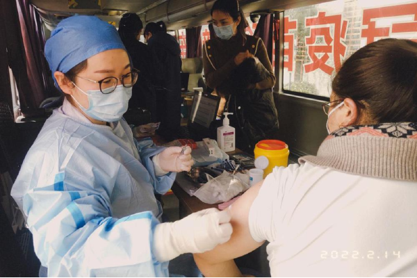 Bus offers door-to-door COVID-19 vaccination service in Ningbo