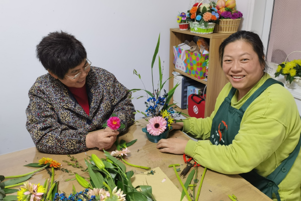 Woman contributes to elderly care service in Ningbo