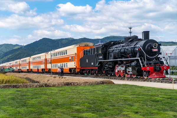 Train cafe boosts rural tourism industry in Maoxin