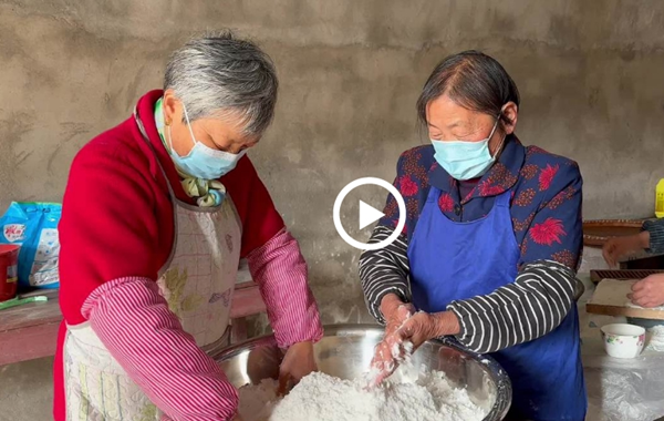 Ningbo villagers make rice cakes to welcome New Year
