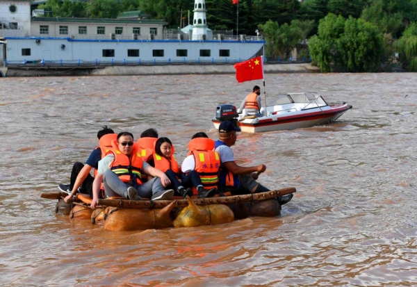 Raft-builders keep craft afloat on Yellow River
