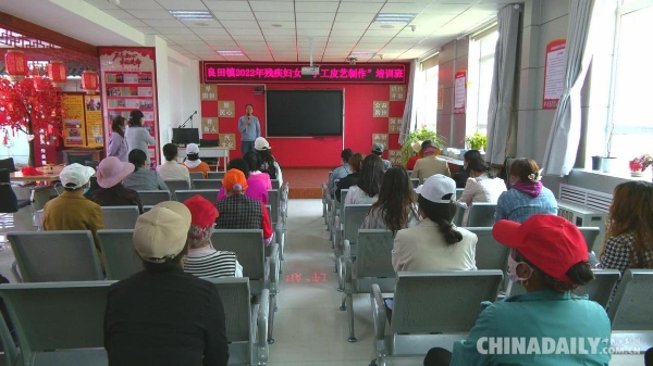 Jinfeng district holds crafts training for people with disabilities