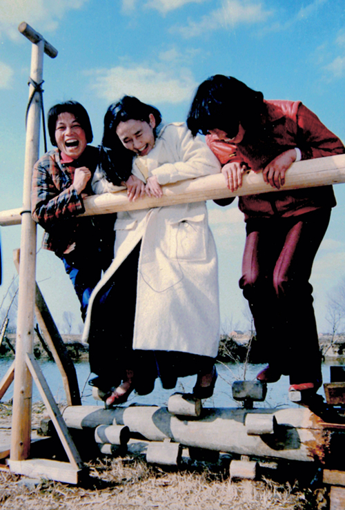 1986《农民办旅游》1986年摄于无锡江阴华西村 利用传统的农作劳动项目办旅游，图为日本女演员中野良子在华西村体验农作劳动。作者：黄丰.jpg