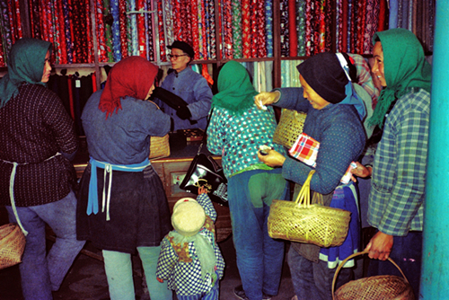 1980《布店》1980年摄于苏州甪直 春节将来临，人们准备过年的新衣服，在布店选购自己喜欢的布料。作者：黄丰.jpg