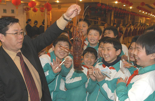 2004年3月11日，为了增进对海洋动物的了解，徐州淮西小学同学到汇源渔港参观海鲜城参观。.jpg
