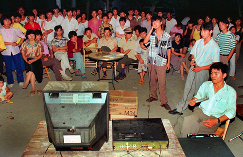 1993年8月夜，江苏盱眙居民在马路边卡拉ok。 于惠通摄_副本.jpg