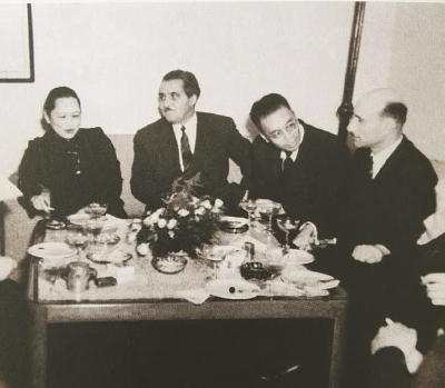 1949年10月，宋庆龄在上海私邸宴请参加开国大典的苏联代表团主要成员。左起：宋庆龄、西蒙诺夫、姜椿芳、格拉西莫夫.jpg